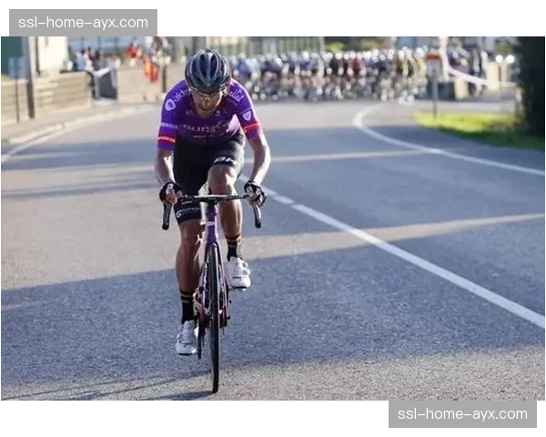 环加泰罗尼亚第二赛段:罗格利奇在山顶终点战胜贝纳尔,穿上领骑衫