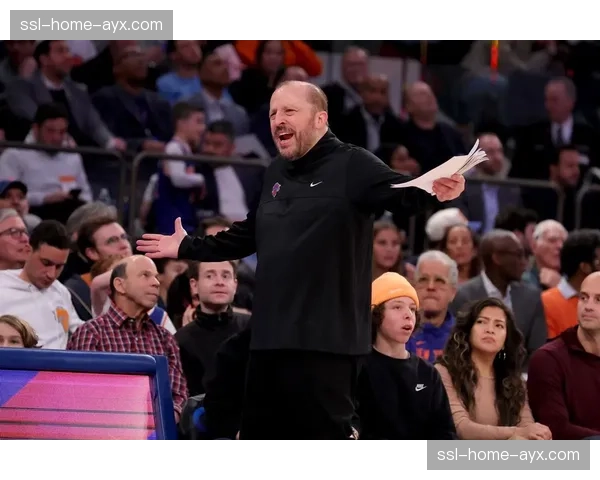 特写:尼克斯主帅锡伯杜比赛间隙怒斥球员退防速度 特写:尼克斯主帅锡伯杜比赛间隙怒斥球员退防速度