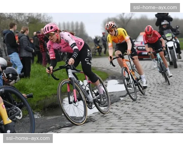范阿尔特巴黎-鲁贝圆梦，将胜利献给2018年去世队友古拉尔茨